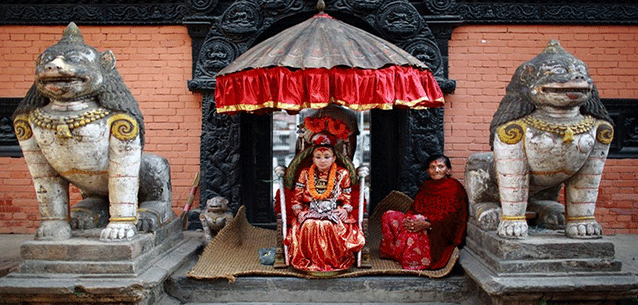 尼泊尔民众庆祝战车节 “活女神”现身