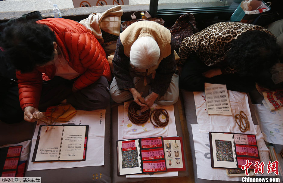 韩国高考在即 考生家长寺庙虔诚祈福盼顺利