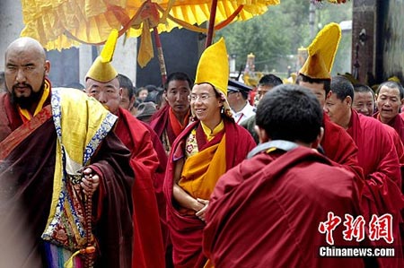 班禅大师抵达扎什伦布寺受到僧众欢迎