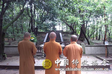 8月14日上午中国佛教代表团在唐招提寺鉴真大师塔前诵经