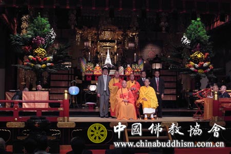 8月15日晚上中国佛教代表团出席阿含宗“万灯节”法会