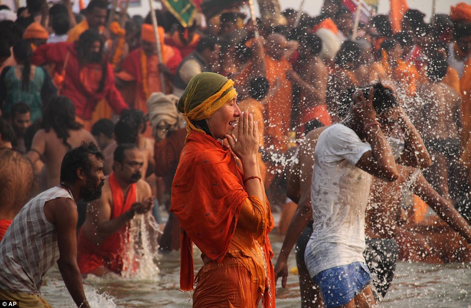 印度迎来最盛大的宗教庆典“圣壶节”