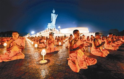 泰国法身寺千名僧侣隆重举行行脚托法会