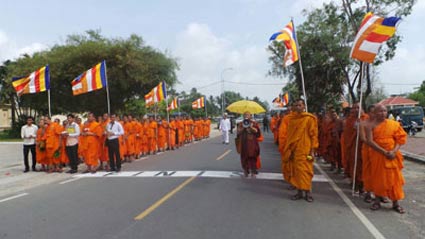 柬埔寨百名僧侣4号公路诵经　为来往人祈求平安吉祥