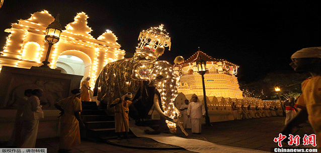斯里兰卡民众载歌载舞 庆祝佛牙节开幕