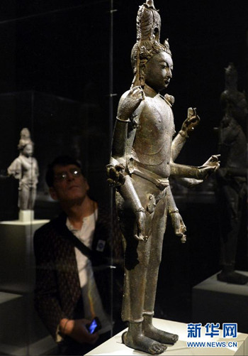 东南亚佛教文物雕塑在美国纽约展出.jpg