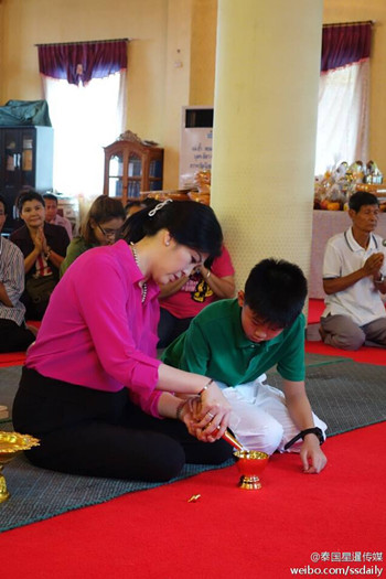 泰国前总理英拉生日当天携儿子到寺庙礼佛布施.jpg