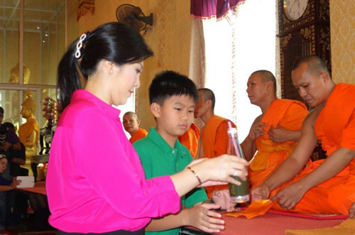 泰国前总理英拉生日当天携儿子到寺庙礼佛布施.jpg