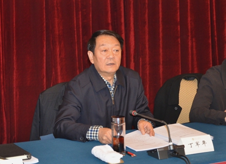 甘肃省委统战部副部长、省宗教局党组书记、局长丁军年在会上讲话