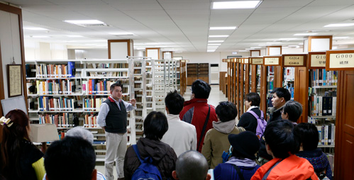 近50多位考生及亲友共同参访图资馆的先进的设备与丰富的藏书