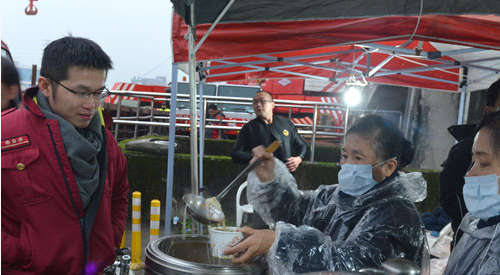 慈济志工为搜救人员、家属等提供热餐饭，在寒流中传递一股暖流，持续关怀陪伴