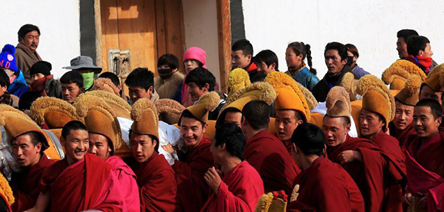 “世界藏学府”拉卜楞寺晒佛 巨型大佛引数万民众瞻仰