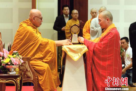 世佛联第二届世界佛教杰出领袖奖于泰国曼谷颁发 福建开元寺方丈本性法师获奖