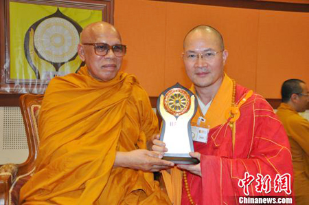 泰国代僧王向本性法师（右）颁奖
