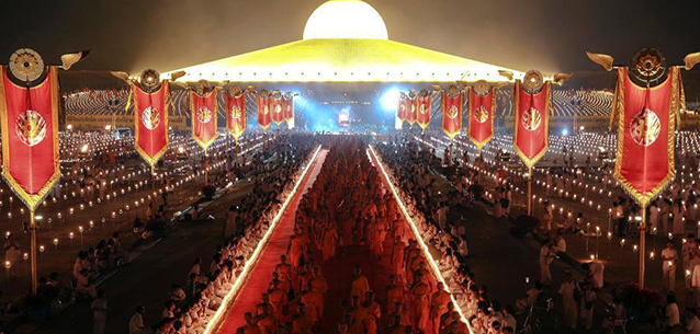 泰国僧侣集体打坐诵经庆祝万佛节 场面壮观
