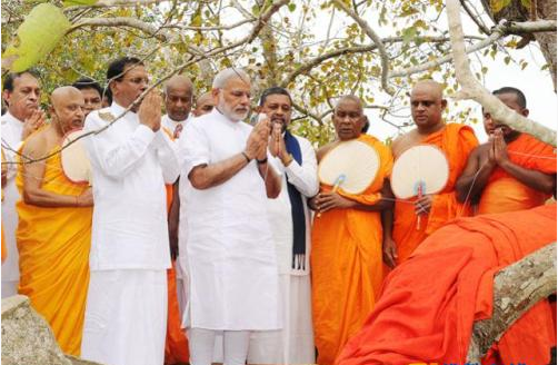 印度总理莫迪在斯里兰卡总统西里塞纳陪同下参拜大菩提树