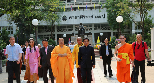 蒋坚永副局长和印顺法师前往泰国Siriraj医院为患病的国王祈福
