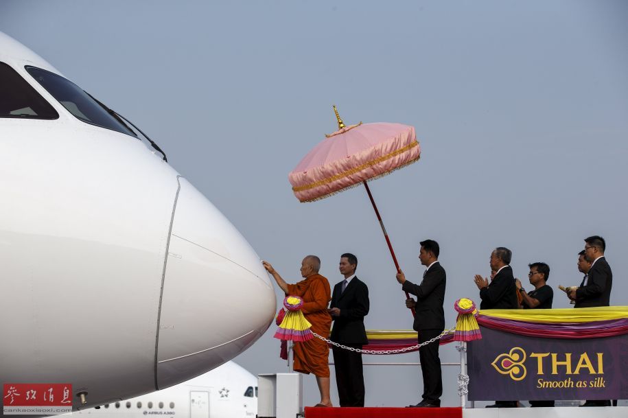 泰国僧人举行“受膏”仪式 为曼谷国际机场客机祈福