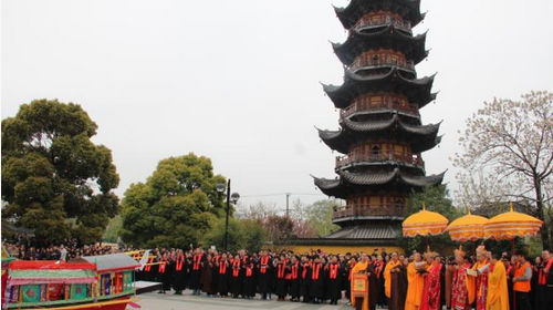 上海龙华古寺举行清明祭祖报恩水陆法会之送圣仪式