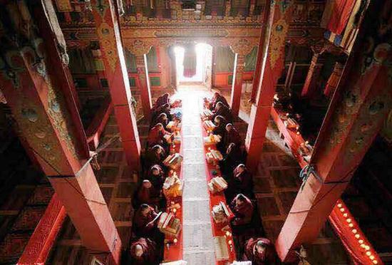 为期十四天的殊胜莲师法会在昌列寺老庙一楼大经堂举行