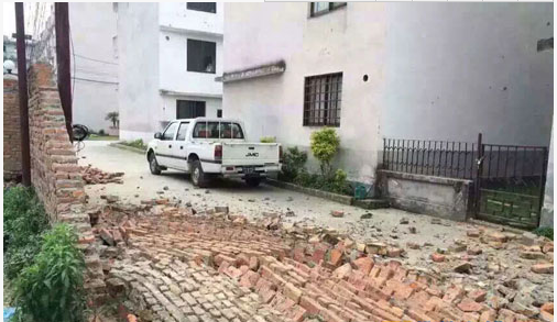 尼泊尔(北纬28.2度，东经84.7度)发生8.1级地震，崩毁倒塌的墙壁