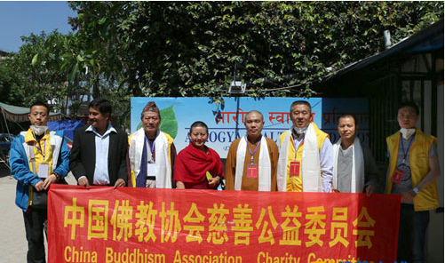 中佛协慈善公益委员会救援团到Aarogya-医院进行慰问，并向医院捐赠药品等物资， 该公益医院由尼泊尔著名佛教人士、歌唱家琼英卓玛创建