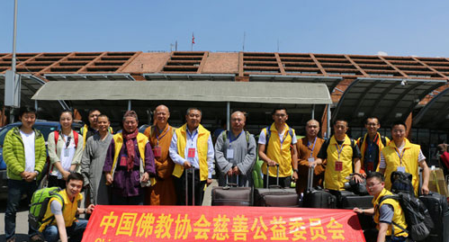 中国佛教协会慈善公益委员会救援团抵达尼泊尔加德满都机场