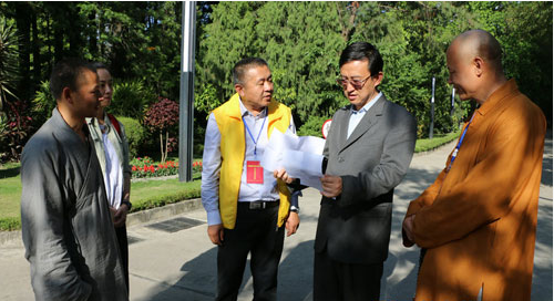 中国驻尼泊尔大使吴春太在大使馆接见了中佛协救援团一行，图为吴春太大使与救援团团长肖占军讨论救援事宜
