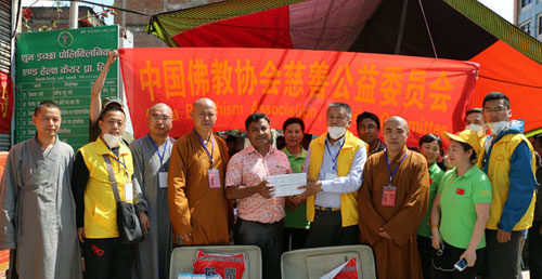 救援团来到尼泊尔中国友好专家协会—阿尼哥协会义诊点进行慰问， 并向其捐赠大量消炎药等医疗物资，该协会会员皆是从中国毕业回国的尼泊尔留学生