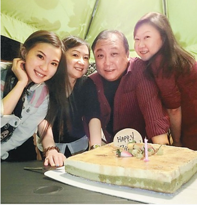 王子涵（左）与妈妈、姑妈（右）为王晶预祝生日