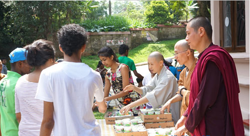 大乘佛教徒联合会在斯里兰卡举行“卫塞节施茶”活动