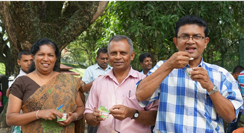 斯里兰卡当地民众欢喜品尝法师们派发的酸奶，感受大乘佛教的慈悲关怀