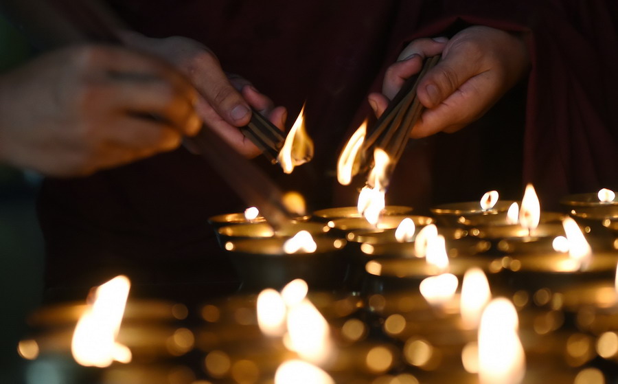 印度首都新德里，僧人点燃油灯庆祝卫塞节