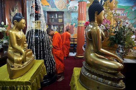 印度加尔各答，僧人们正在礼敬佛陀