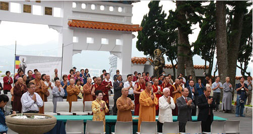 2015第四届世界佛教企业论坛圆满结束，与会大众向佛三问讯并作回向