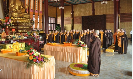 四川尼众佛学院举行迎请《永年传世佛典》活动