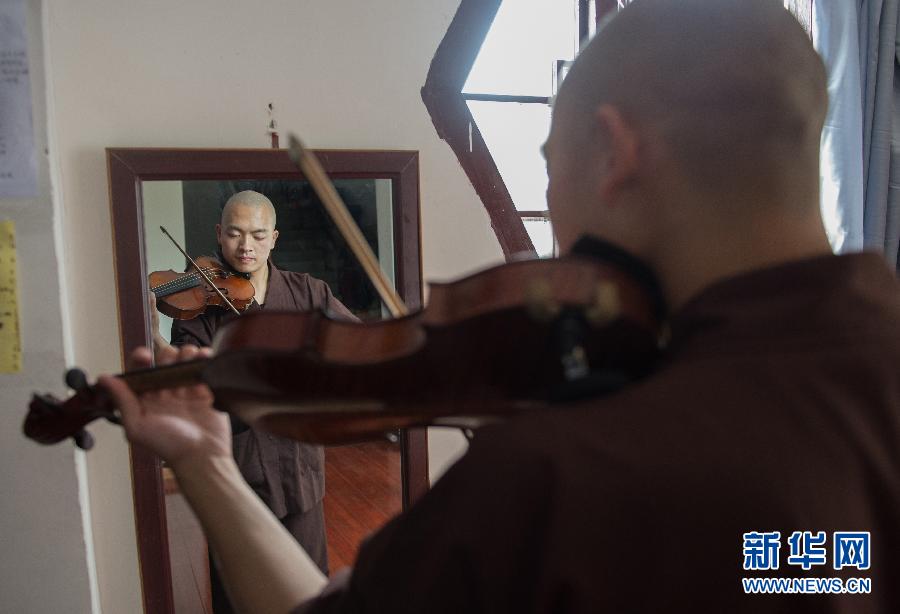 天台寺的比丘正永对着镜子练习小提琴