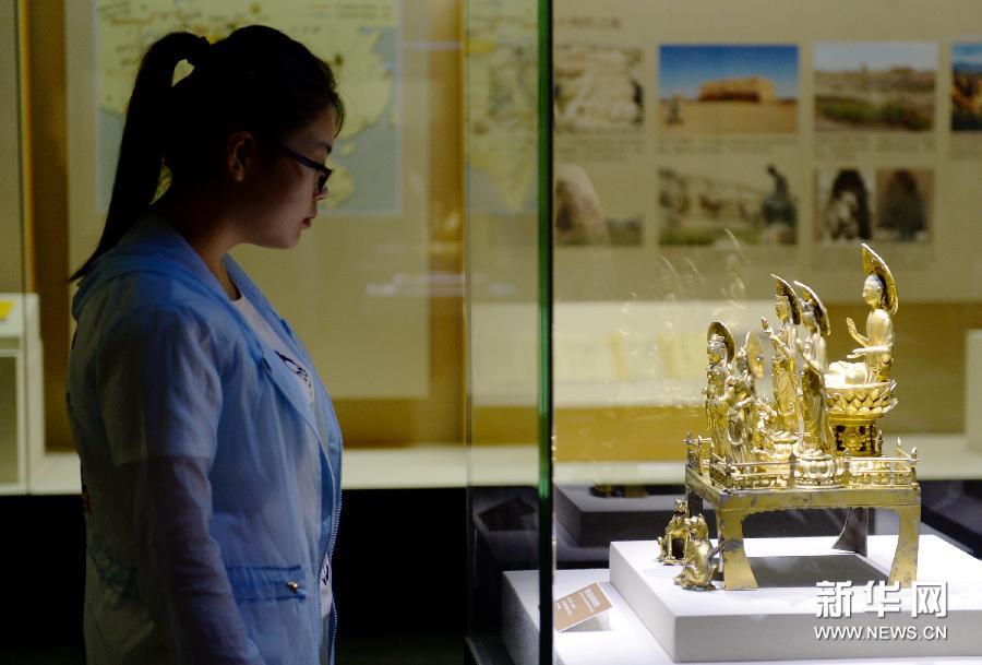 5月18日，观众在陕西历史博物馆参观董钦造鎏金铜阿弥陀佛像