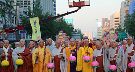 中国佛教协会代表团应邀出席韩国首尔燃灯节系列活动