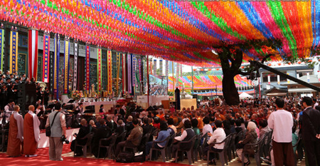 5月17日上午10时，代表团一行参加在首尔曹溪寺举行韩半岛和平祈愿无遮超荐大法会