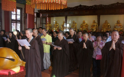僧众齐诵佛教经典