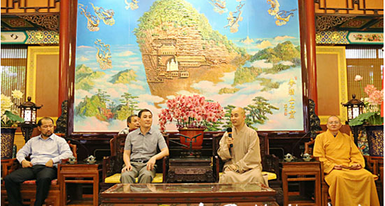 中国佛教协会副会长宗性法师在广济寺怀远堂亲切会见马拉特·阿奇尔哈诺夫一行