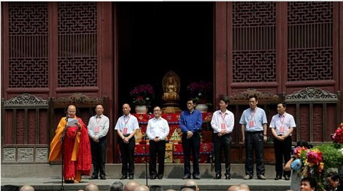 杭州市佛教协会会长、灵隐寺方丈光泉法师主持此次活动