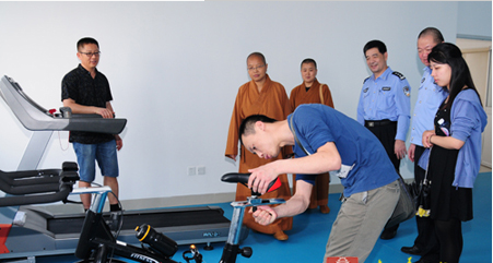 南普陀寺慈善会捐赠的跑步机等健身器材