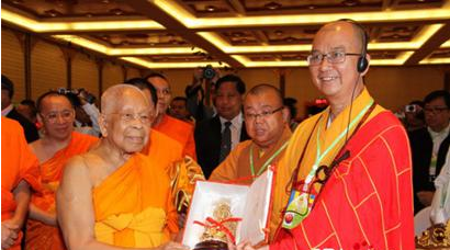 学诚大和尚代表中国佛教协会向泰国代僧王摩诃拉查芒克拉瞻大长赠送礼品