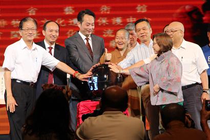 主办单位与贵宾一同为“2015福建文化宝岛行”揭幕。