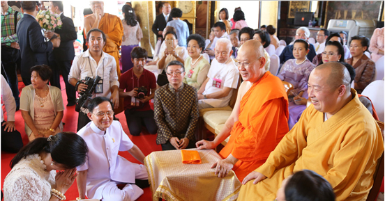 泰国前总理英拉见到印顺大和尚，顶礼叩拜，激动万分 