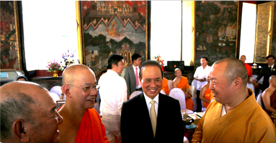 泰国国王秘书长阿萨•萨达新（右二）与印顺大和尚亲切交谈 