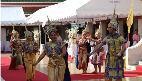 人们跳起欢乐的舞蹈，向佛教界长老与尊贵的客人们致以最热烈的祝贺 