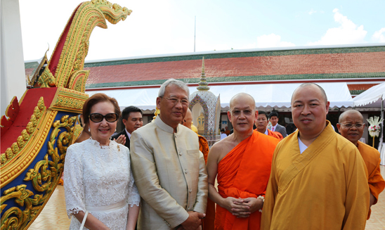 在金山寺大殿外，印顺大和尚与泰国前副总理利哇•堪木隆合影 